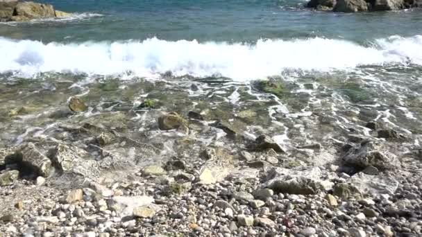 Water uit de zee raken tegen rotsen, slow-motion — Stockvideo