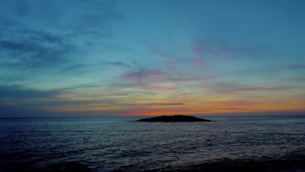 Coucher de soleil sur une petite île de la Méditerranée — Video