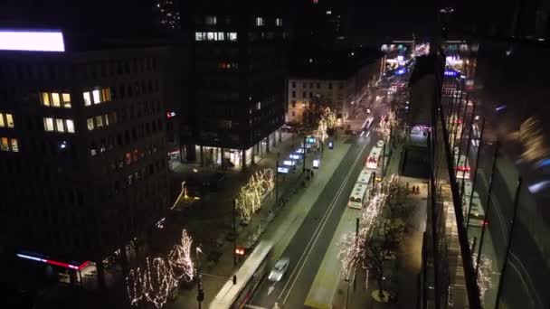 Nachtelijke hyperlapse van Slovenska straat in Ljubljana in feestelijke december verlichting — Stockvideo