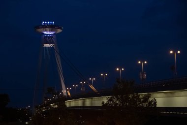 Geceleri Bratislava, Slovakya 'daki Tuna Nehri üzerindeki Ufo Köprüsü