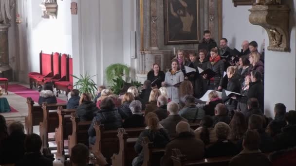 Kyrkokör sjunger julsånger under gudstjänsten i katolska kyrkan — Stockvideo