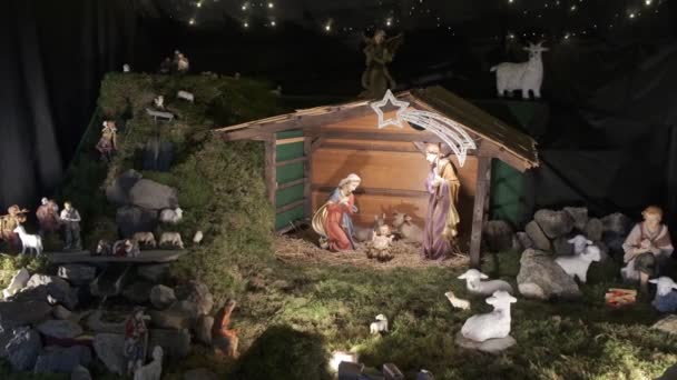 Belén tradicional de Navidad, Sagrada familia con el niño Jesús en cuna, Concepto del evangelio bíblico — Vídeo de stock