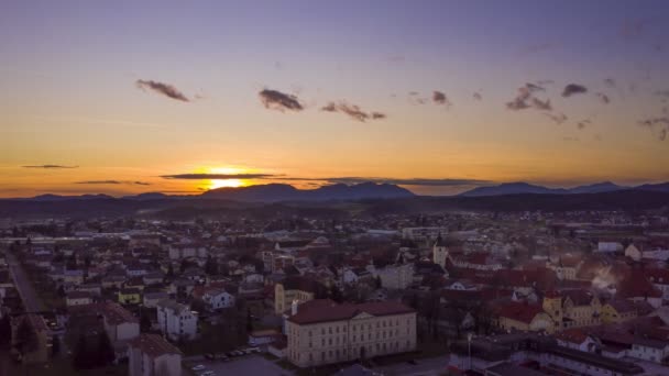 Zonsondergang time-lapse, vanuit de lucht uitzicht op de historische stad in Europa met bergen op de achtergrond, zonsondergang achter de bergen op de achtergrond, steady shot — Stockvideo