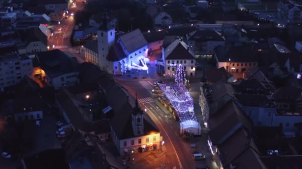 Feira de Natal com decoração e luzes brilhantes na praça principal da pequena cidade da Europa, vista aérea do centro da cidade medieval velha — Vídeo de Stock