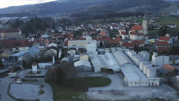 Ipari terület Európa kisvárosában, gyár a Slovenska Bistrica városi területén, Geaolajgyár, légi kilátás az olajmalomra és az élelmiszeriparra — Stock Fotó