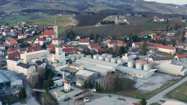 Zona industrial en la pequeña ciudad de Europa, fábrica en la zona urbana de Slovenska Bistrica, Gea Oil Factory, vista aérea del molino de aceite y la industria alimentaria —  Fotos de Stock