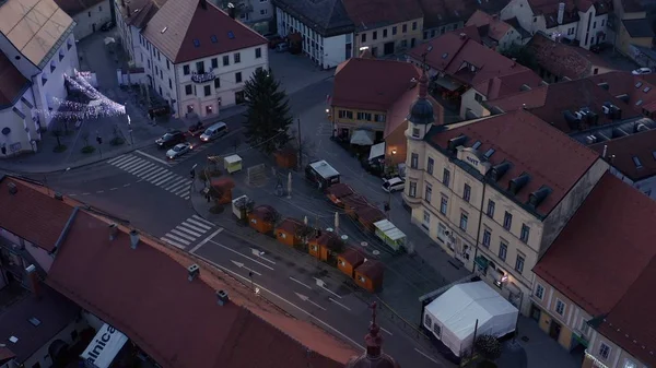 Verlaten kerstmarkt in kleine stad, gesloten winkels na vakantie, vanuit de lucht bekeken — Stockfoto