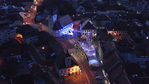 Foire de Noël avec décoration et lumières vives sur la place principale de la petite ville en Europe, vue aérienne du vieux centre-ville médiéval — Photo