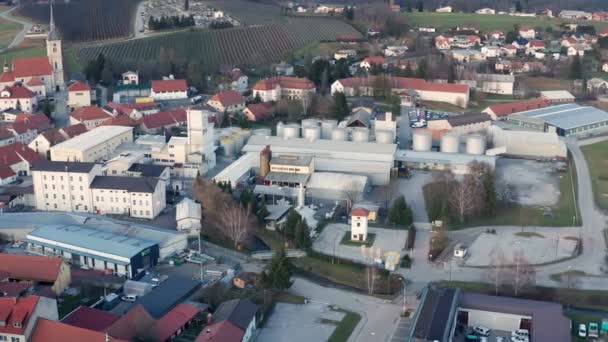 Zona industrial en la pequeña ciudad de Europa, fábrica en la zona urbana de Slovenska Bistrica, Gea Oil Factory, vista aérea del molino de aceite y la industria alimentaria — Vídeo de stock