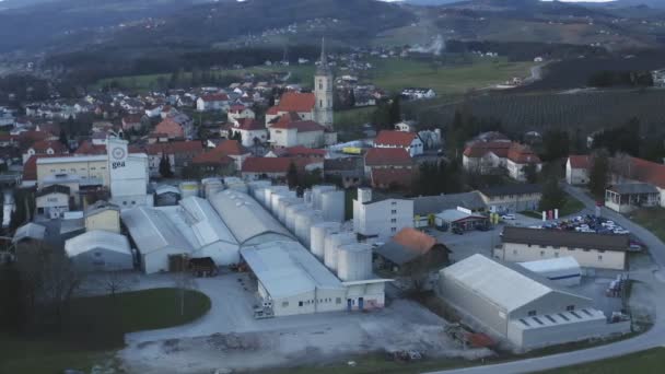 Obszar przemysłowy w małym miasteczku w Europie, fabryka w obszarze miejskim Slovenska Bistrica, Fabryka Olej Gea, widok z lotu ptaka na młyn naftowy i przemysł spożywczy — Wideo stockowe