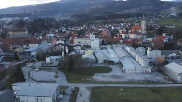 Промышленная зона в маленьком городке в Европе, фабрика в городской зоне Словенска-Бистрица, завод Геа, воздушный вид на нефтеперерабатывающий завод и пищевую промышленность — стоковое видео