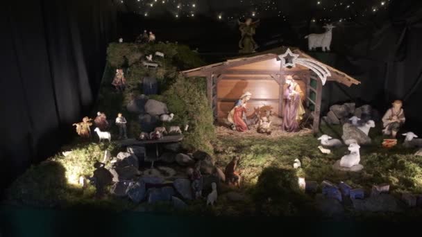 Noel İsa 'nın doğumu sahnesi, Xmas ahırı, İsa' nın doğumunun İncil 'deki hikayesi, leto sağa doğru. — Stok video