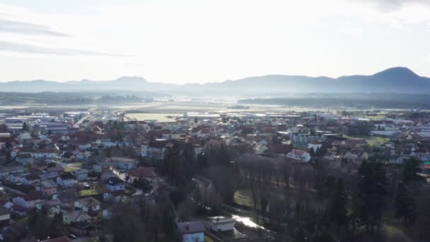 Cidade europeia na manhã enevoada, paisagem urbana aérea de alto contraste — Vídeo de Stock