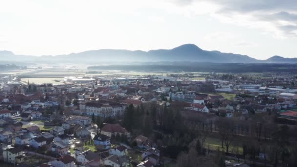 Panoramatický pohled na staré město v Evropě v dramatickém ranním světle, podsvícená dramatická scéna — Stock video
