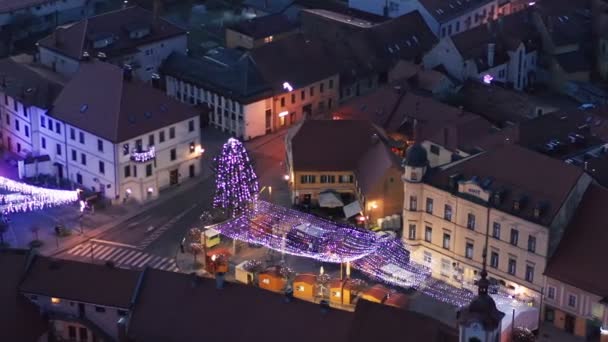 Foire de Noël avec décoration et lumières vives sur la place principale de la petite ville en Europe, vue aérienne du vieux centre-ville médiéval — Video