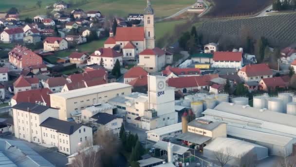 Obszar przemysłowy w małym miasteczku w Europie, fabryka w obszarze miejskim Slovenska Bistrica, Fabryka Olej Gea, widok z lotu ptaka na młyn naftowy i przemysł spożywczy — Wideo stockowe