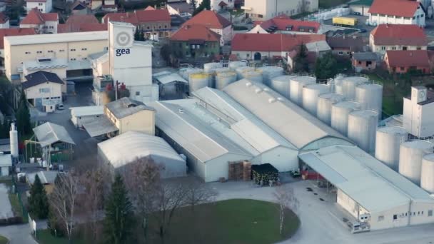 Gea Oil Mill, Fabryka, Obszar przemysłowy w małym miasteczku w Europie, fabryka w obszarze miejskim Slovenska Bistrica, widok z lotu ptaka na olejarnię i przemysł spożywczy — Wideo stockowe