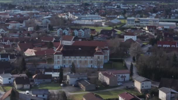 Словенска Фабрика, Словеня с воздуха, старый город с историческим замком и средневековыми зданиями — стоковое видео