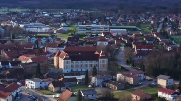 Kasteel en oude stad van Slovenska Bistrica, Slovenië, panoramisch uitzicht vanuit de lucht — Stockvideo