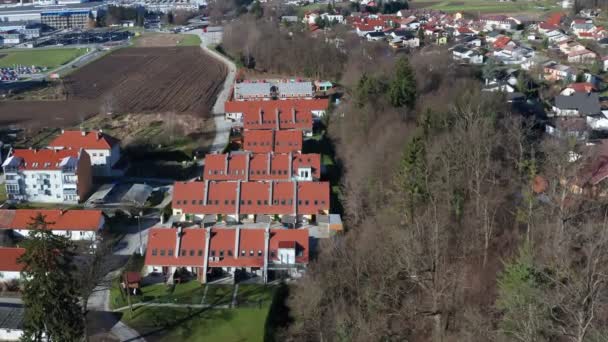 Таунхаусы в современном пригороде Европы, вид с воздуха на жилой район — стоковое видео
