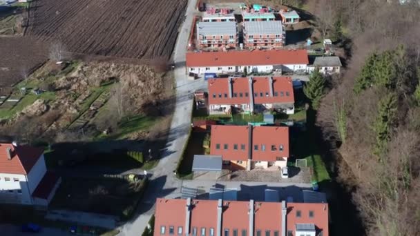 Městské domy v moderní příměstské oblasti v Evropě, letecký pohled na obytné čtvrti — Stock video