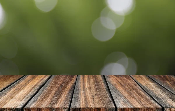 Prázdný stůl dřevěný s pozadím bokeh rozostřeného abstraktní povahy. Venkovní pohled. — Stock fotografie