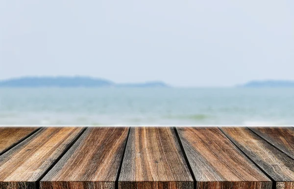 Dřevěnou podlahu molo vedle moře s pozadí modré oblohy. — Stock fotografie