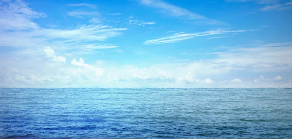 Azul mar / oceano e nuvens céu fundo abstrato na Tailândia . — Fotografia de Stock