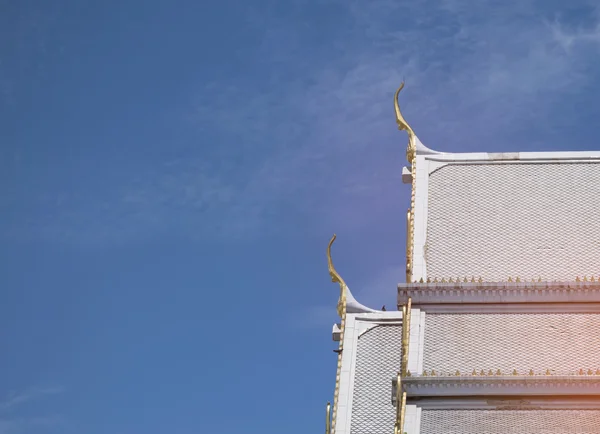 Ormen skulptur av templet tak i Thailand. — Stockfoto