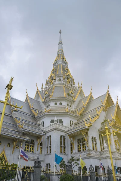 Wunderschöne Marmorkirche / Tempel wat Sothorn, chachoengsao mit Himmelshintergrund. — Stockfoto