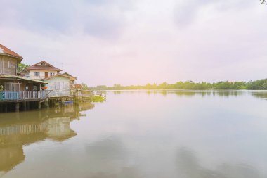 nehir/Kanal Tayland yakın eski ev. 