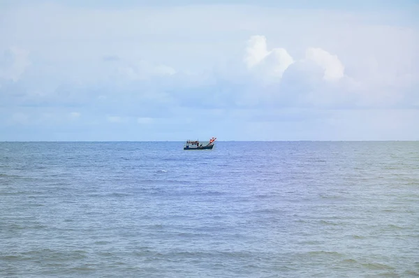 Barco em mar azul com nuvens céu fundo na Tailândia. Momentos relaxantes nas estações de verão viajam . — Fotografia de Stock