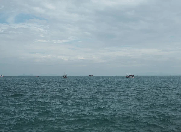 Barco de pesca em mar azul com nuvens céu fundo na Tailândia. Momentos relaxantes nas estações de verão viajam . — Fotografia de Stock