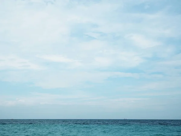 Azul mar / oceano e nuvens céu fundo abstrato na Tailândia . — Fotografia de Stock