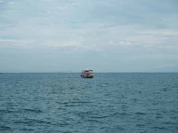 Barco de pesca em mar azul com nuvens céu fundo na Tailândia. Momentos relaxantes nas estações de verão viajam . — Fotografia de Stock