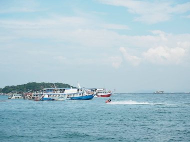 bulutlar gökyüzü arka plan Tayland ile mavi denizde balıkçı teknesi.