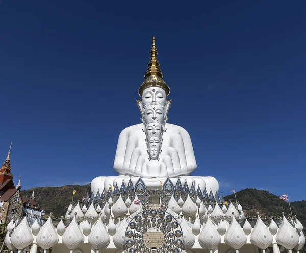 Velké bílé Buddha socha náboženství chrám v Thajsku. — Stock fotografie