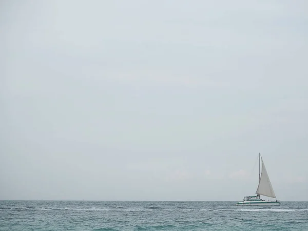 Veleiro em mar azul com nuvens céu fundo na Tailândia. Momentos relaxantes nas estações de verão viajam . — Fotografia de Stock