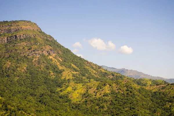 güzel yeşil dağlar/Hills mavi gökyüzü arka plan ile. Kış manzara sezon.