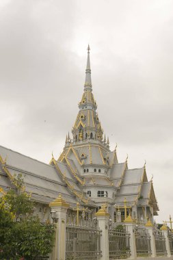 Güzel mermer kilise/tapınak Wat Sothorn, Chachoengsao gökyüzü arka plan ile.