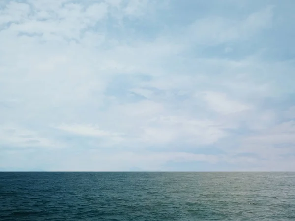 푸른 바다/바다와 구름 하늘 태국에서 추상적인 배경. 보기에 지평선입니다. 여름 휴식 시간. — 스톡 사진
