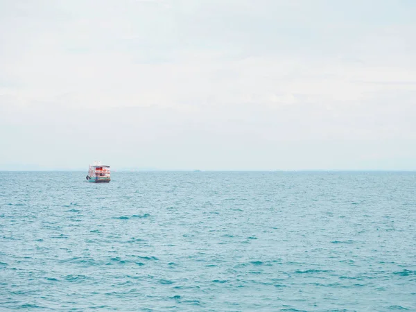 Barco de pesca em mar azul com nuvens céu fundo na Tailândia . — Fotografia de Stock