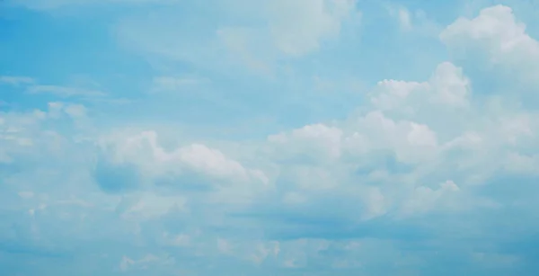 雲青い空の背景. — ストック写真