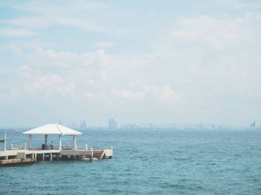 Deniz/okyanus mavi gökyüzü arka plan beton iskelede.