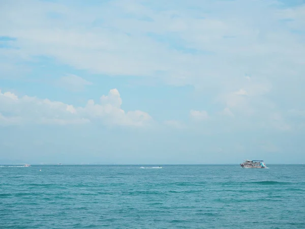 タイの雲空を背景に青い海で漁船. — ストック写真