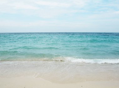 Mavi deniz/okyanus ve bulutlar gökyüzü arka plan Tayland.