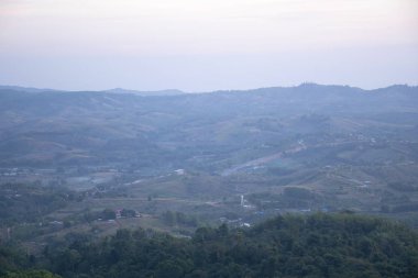 güzel yeşil dağlar/Hills mavi gökyüzü arka plan ile. Kış manzara sezon Asya.