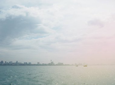 balıkçı teknesi ile Tayland bulutlar gökyüzü arka plan mavi denizde. Yaz mevsim dinlendirici anlar seyahat.