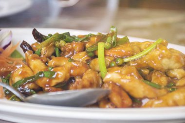 Pilav tavuk. Çanak üzerinde geleneksel Tayland gıda. 