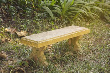 Park'ın bahçesinde bir taş tezgah. 